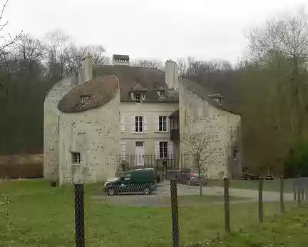 PXL015 Château de la Chasse, petit châtelet féodal, XIIè siècle, constitué d'une bâtisse de 20 m de côté et flanqué de 4 tours rondes tronquées de 6 m diamètre...